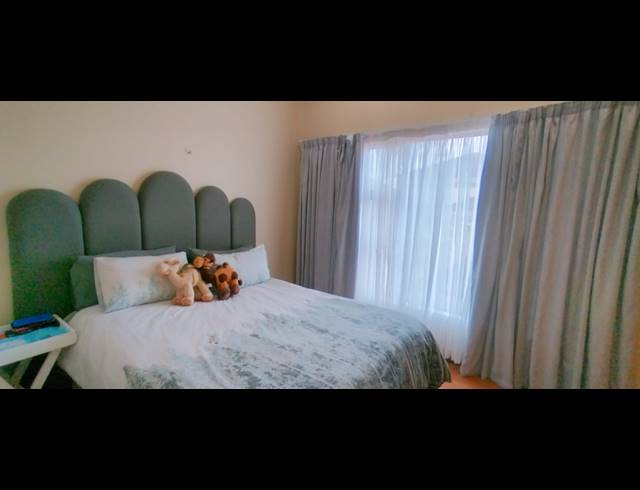 5 BEDROOM FREESTANDING FOR SALE IN REYNO RIDGE